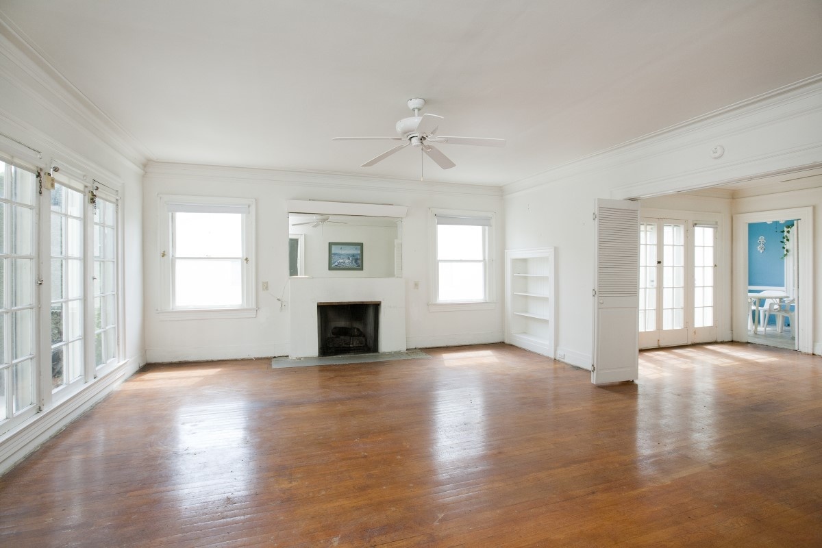 1539 Courtney Avenue Sunset Square Living Room