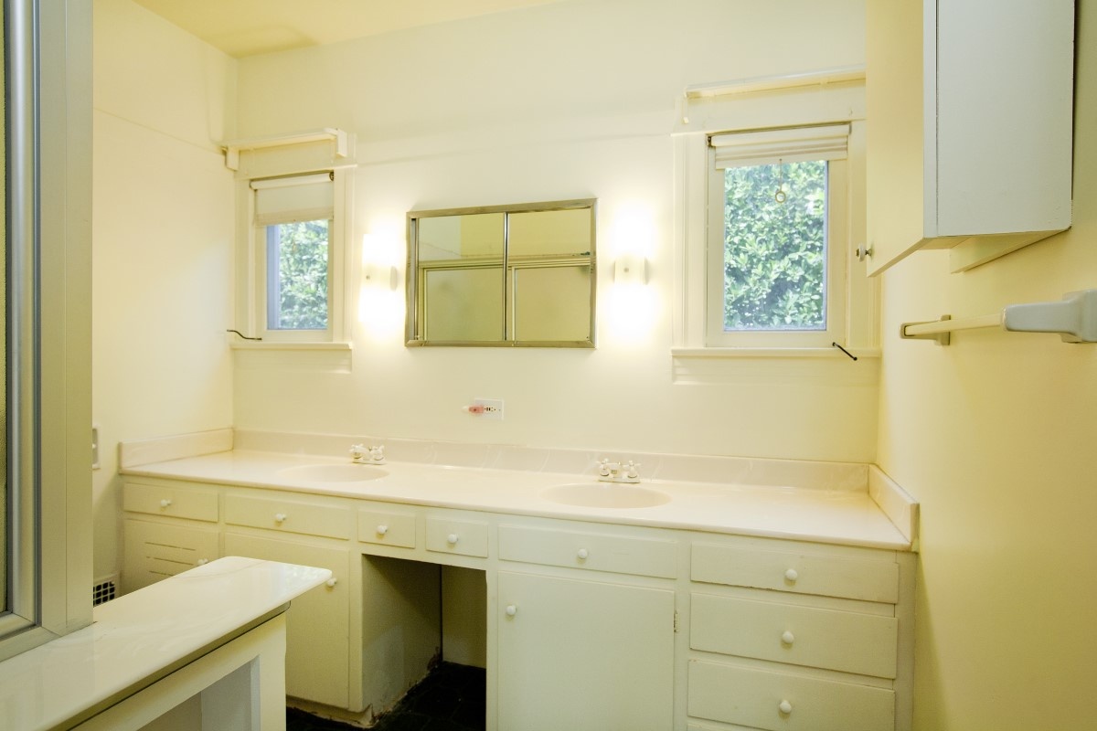 1539 Courtney Avenue Sunset Square Bathroom