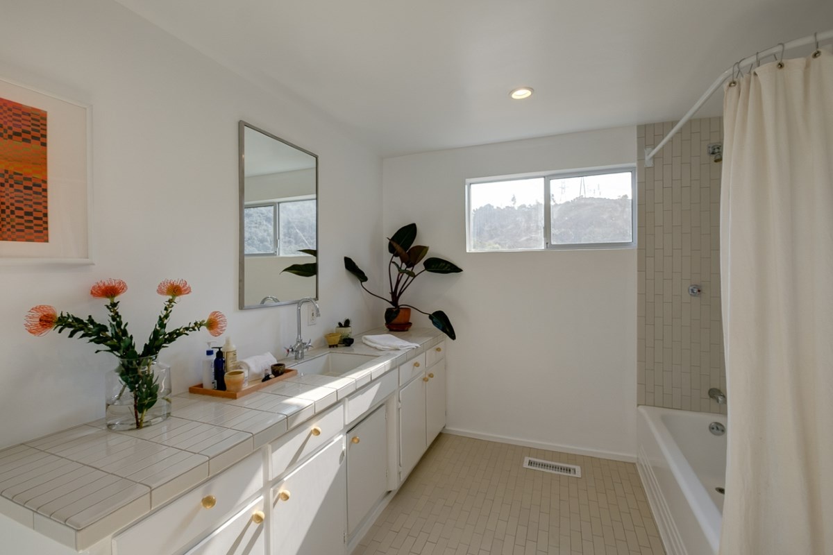 3229 Buckingham Chevy Chase Canyon Mid-Century Modern 91206 Master Bath