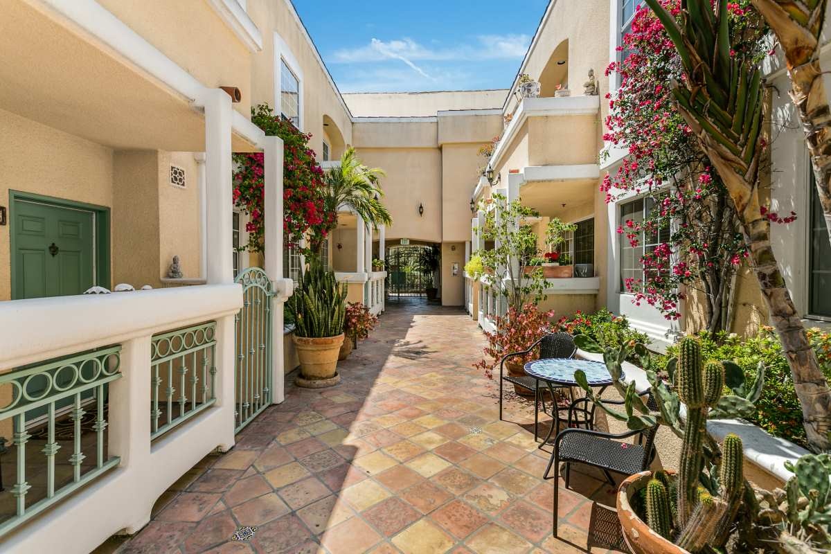 1076 S Orange Grove Ave #3 Wilshire Vista 90019 Condo Courtyard